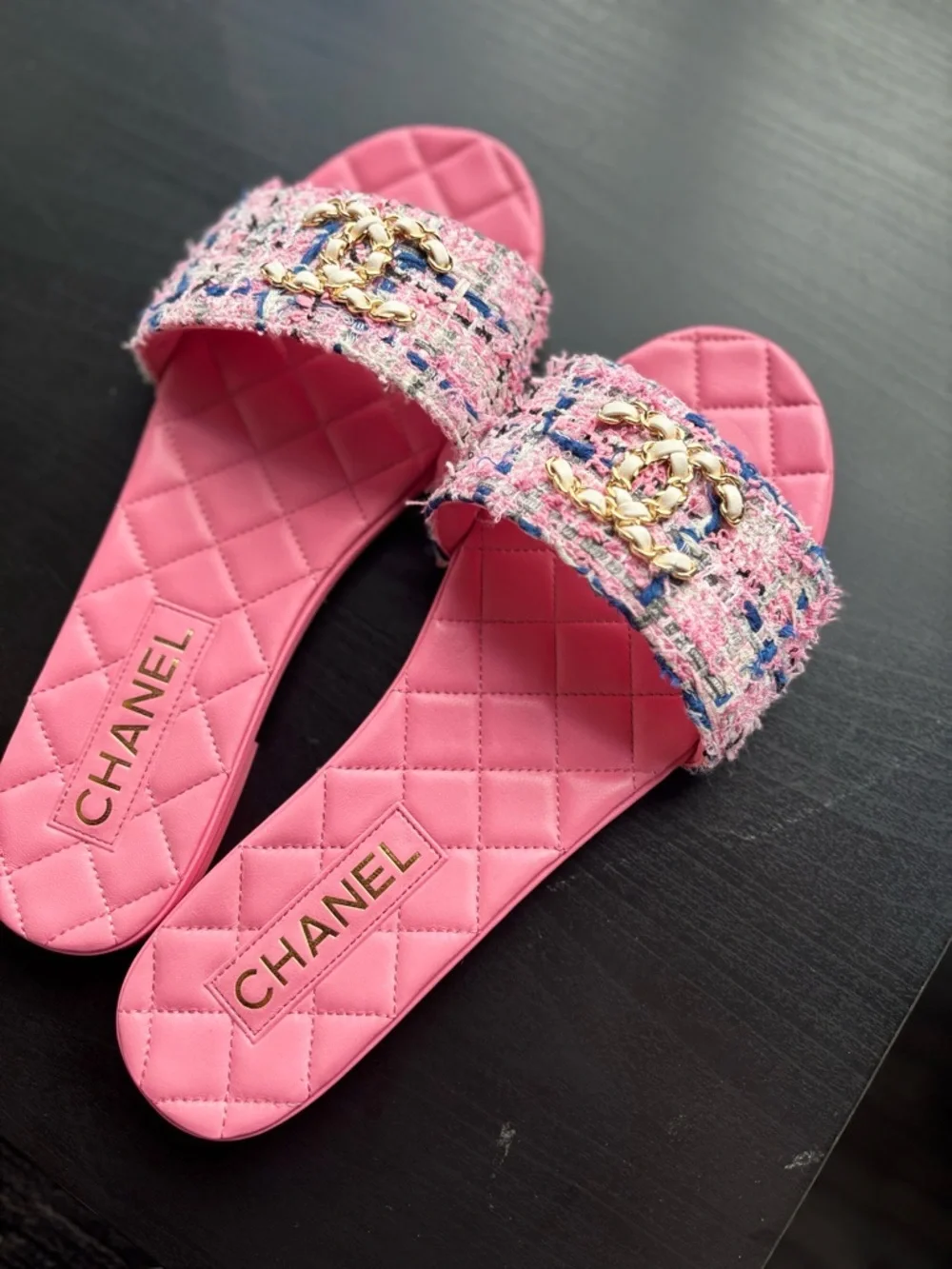 EUC CHANEL 23P Women’s Pink Tweed Slide Sandals with Gold Chain Accent Size 38.5